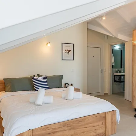 White Lotus Loft Apartment *