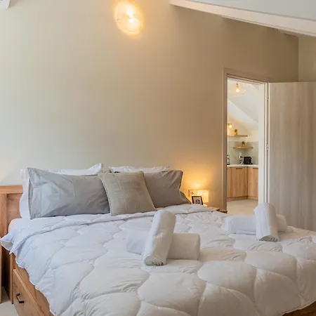 White Lotus Loft Apartment *